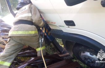 В Тверской области балка от манипулятора придавила ноги мужчине