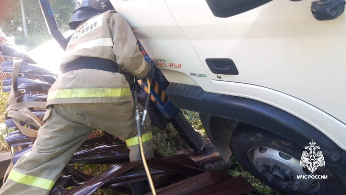 В Тверской области балка от манипулятора придавила ноги мужчине