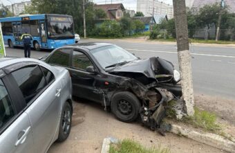 Утром в Твери машина влетела в столб из-за телефона Утром в Твери машина влетела в столб из-за телефона