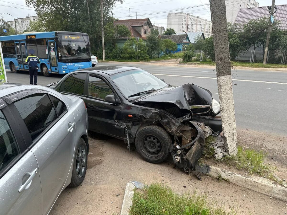 Утром в Твери машина влетела в столб из-за телефона