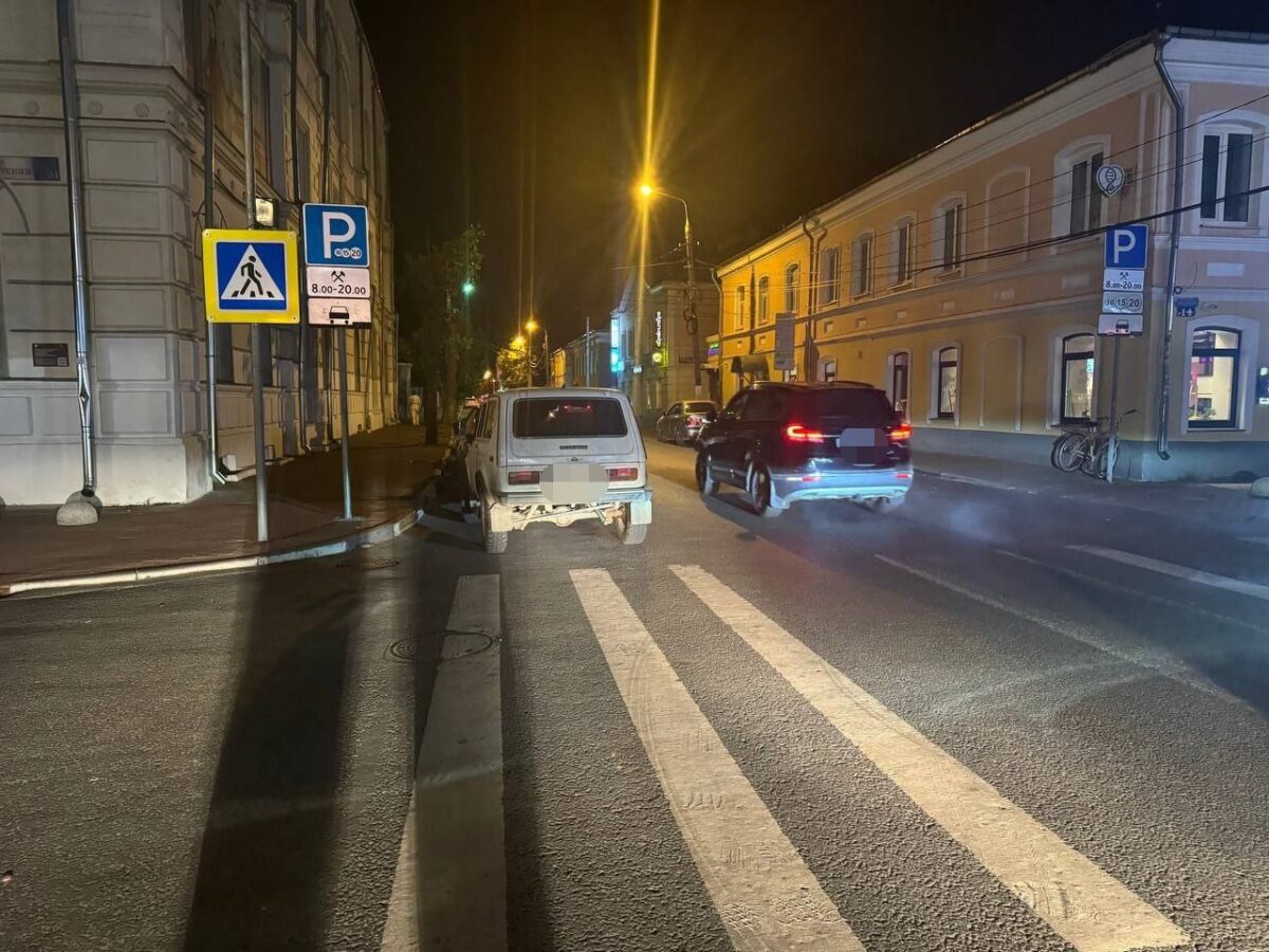 В центре Твери парень на Ниве сбил велосипедиста