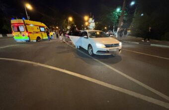 В Твери самокатчик оказался в реанимации после аварии