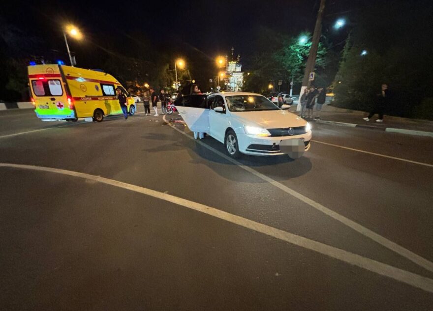 В Твери самокатчик оказался в реанимации после аварии