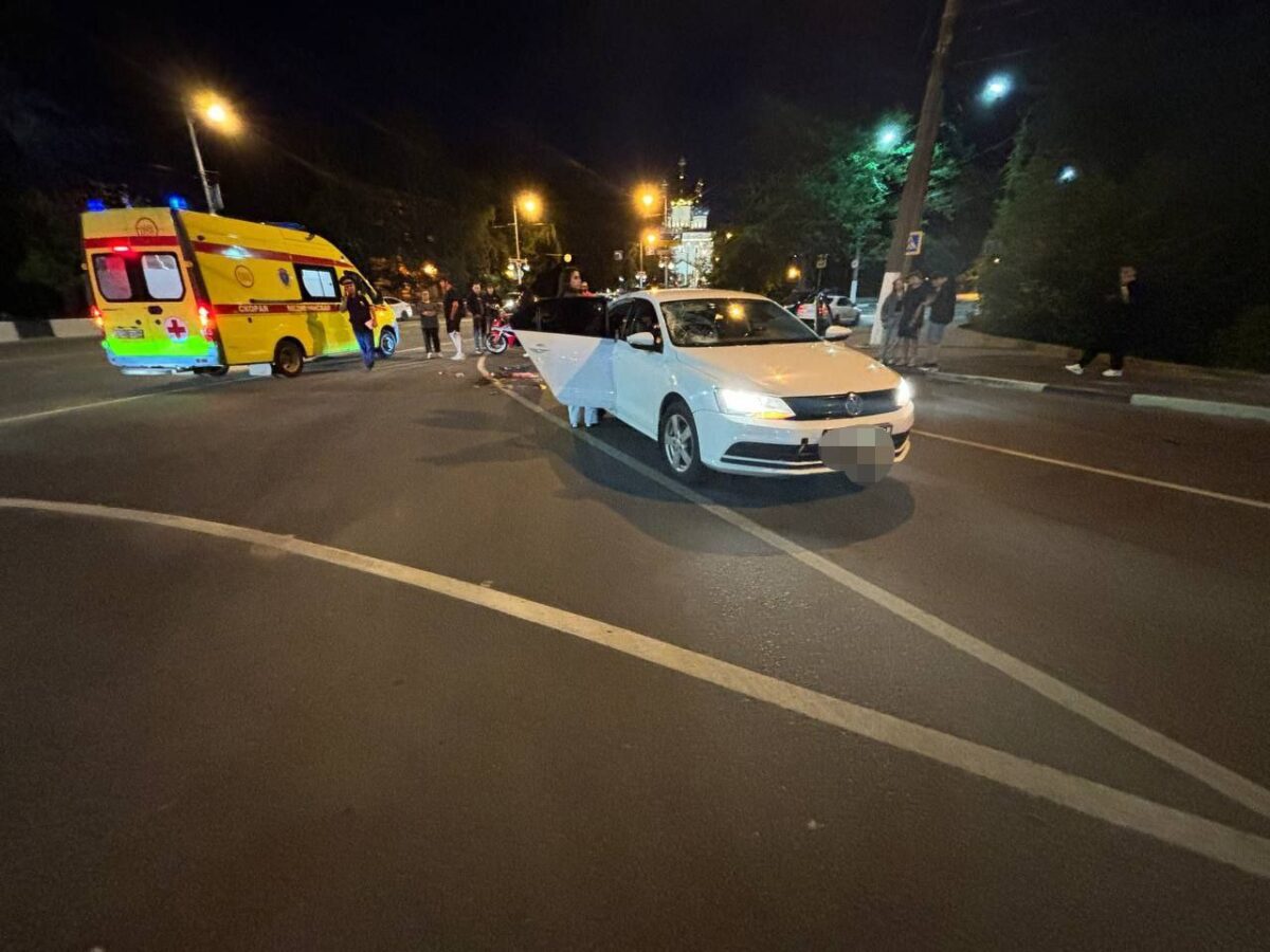 В Твери самокатчик оказался в реанимации после аварии