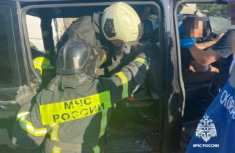 Под Тверью спасатели достали мужчину из автомобиля после аварии Под Тверью спасатели достали мужчину из автомобиля после аварии