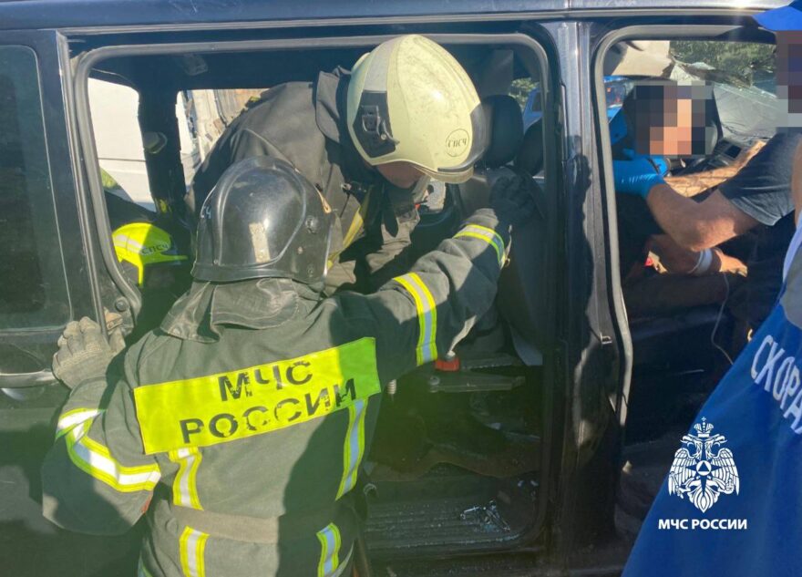 Под Тверью спасатели достали мужчину из автомобиля после аварии Под Тверью спасатели достали мужчину из автомобиля после аварии