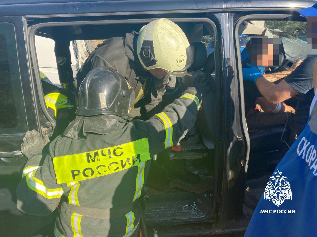 Под Тверью спасатели достали мужчину из автомобиля после аварии