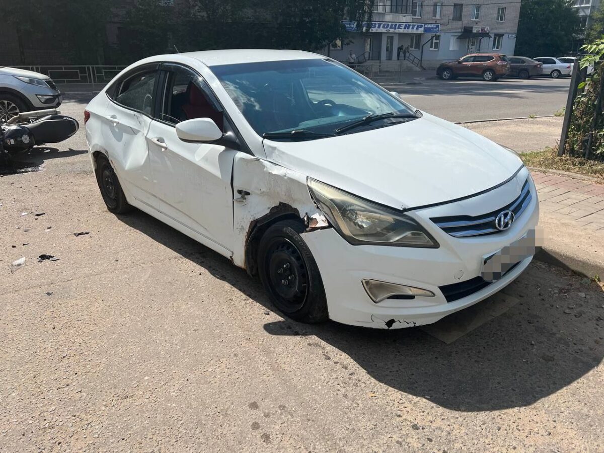 В Твери водитель иномарки врезался в мотоциклиста без прав