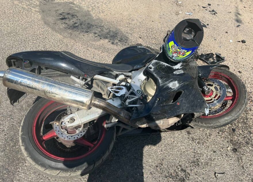 В Твери водитель иномарки врезался в мотоциклиста без прав