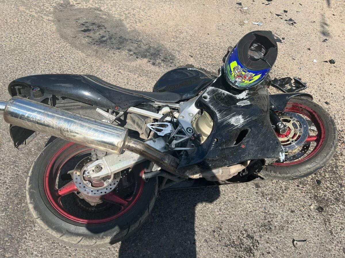 В Твери водитель иномарки врезался в мотоциклиста без прав