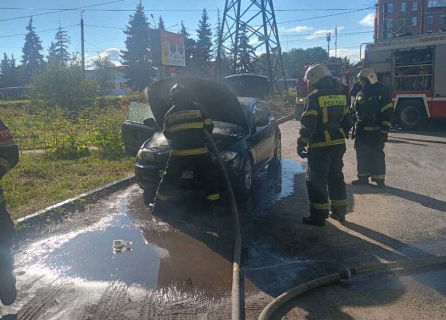 В Твери пожарные тушили загоревшийся BMW