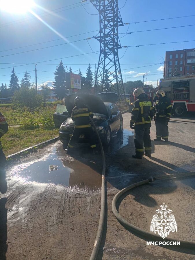 В Твери пожарные тушили загоревшийся BMW