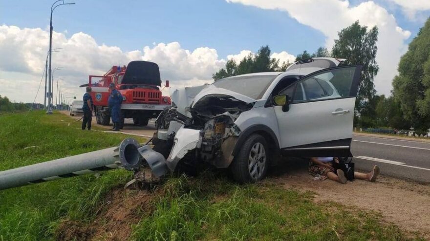 В Тверской области женщина уснула за рулем и врезалась в опору ЛЭП В Тверской области женщина уснула за рулем и врезалась в опору ЛЭП
