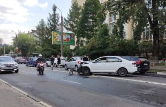 В Твери из-за массовой аварии образовалась большая пробка В Твери из-за массовой аварии образовалась большая пробка
