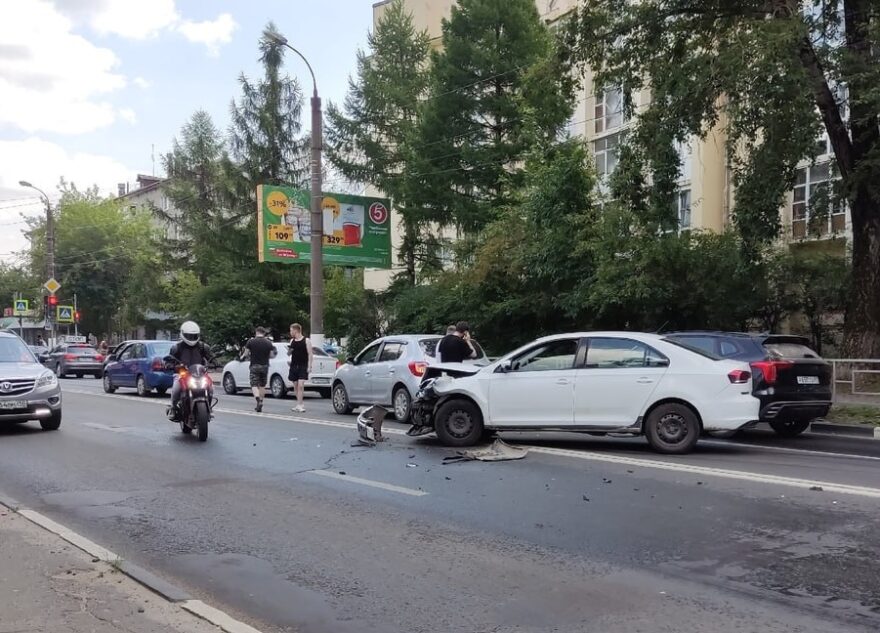 В Твери из-за массовой аварии образовалась большая пробка В Твери из-за массовой аварии образовалась большая пробка