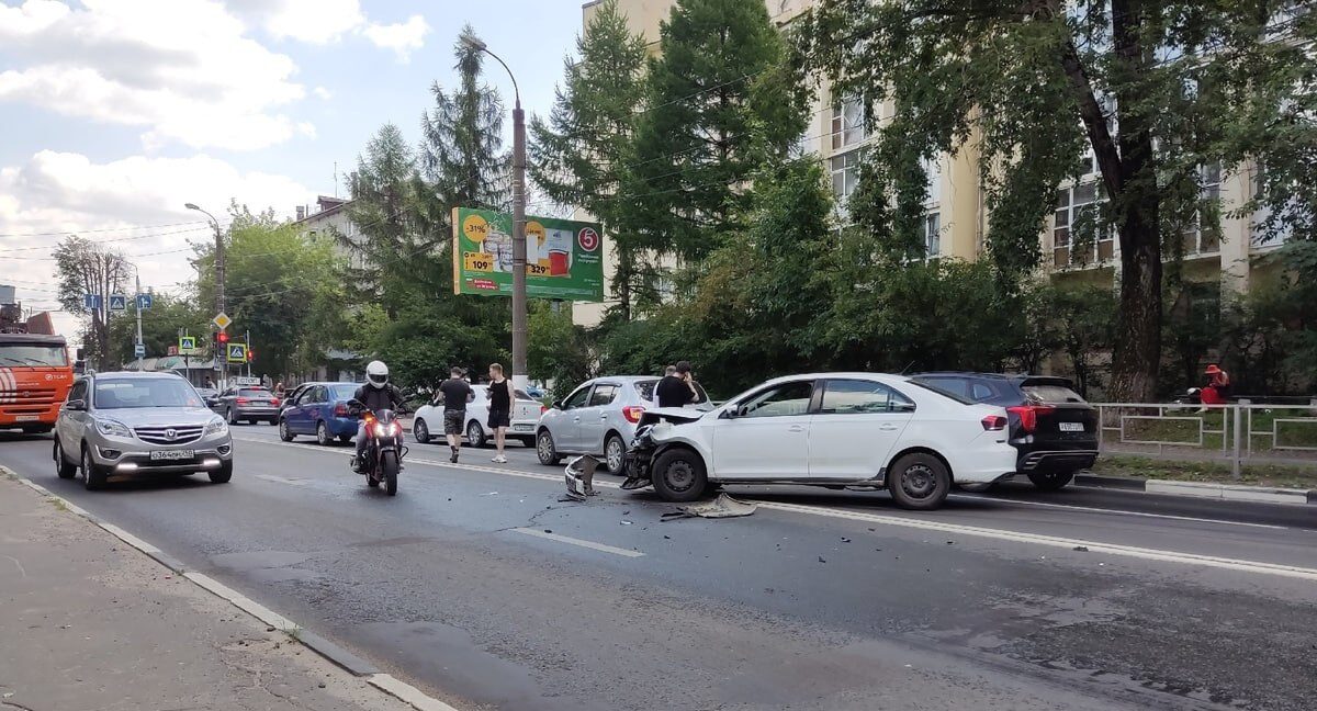 В Твери из-за массовой аварии образовалась большая пробка В Твери из-за массовой аварии образовалась большая пробка