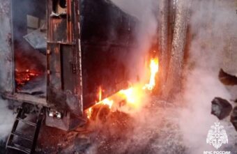 В Тверской области пожарные потушили вспыхнувший "ЗИЛ" В Тверской области пожарные потушили вспыхнувший "ЗИЛ"