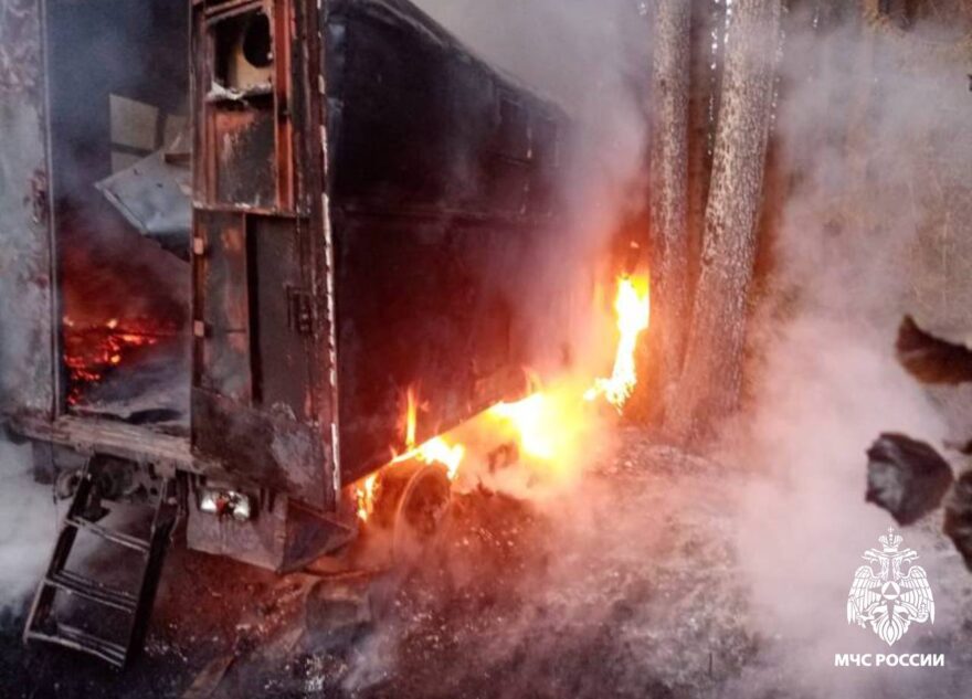 В Тверской области пожарные потушили вспыхнувший "ЗИЛ" В Тверской области пожарные потушили вспыхнувший "ЗИЛ"