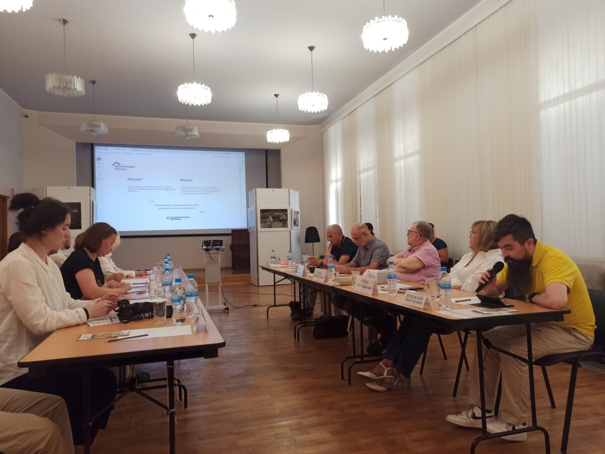 В Твери прошёл семейный флешмоб и открылась выставка живописи «Разговор с другом»