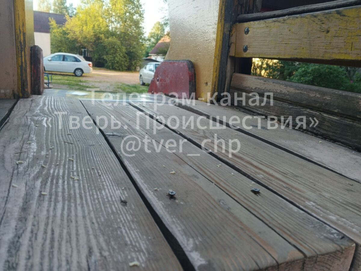 В одном из районов Твери дети вынуждены играть на опасной площадке