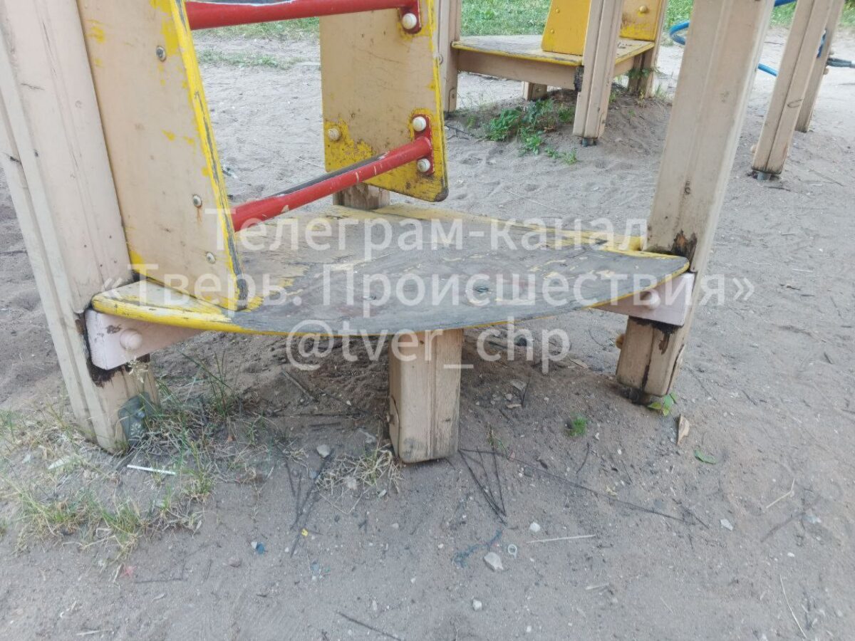 В одном из районов Твери дети вынуждены играть на опасной площадке