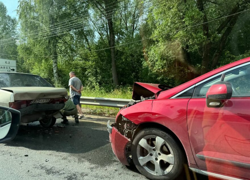 В Твери посреди города произошло массовое ДТП