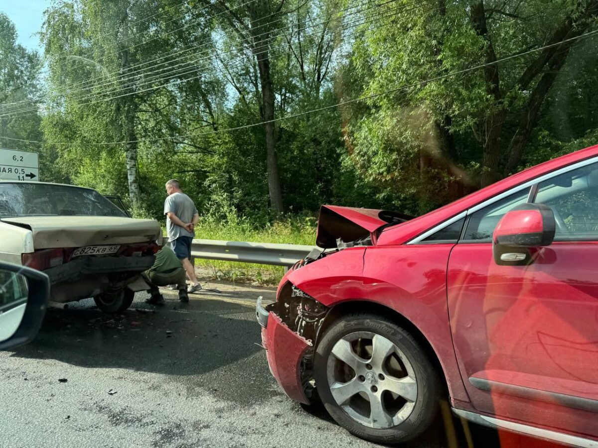 В Твери посреди города произошло массовое ДТП