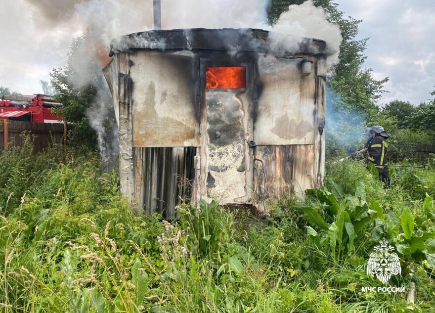 Пожарные ликвидировали возгорание хозпостройки под Тверью