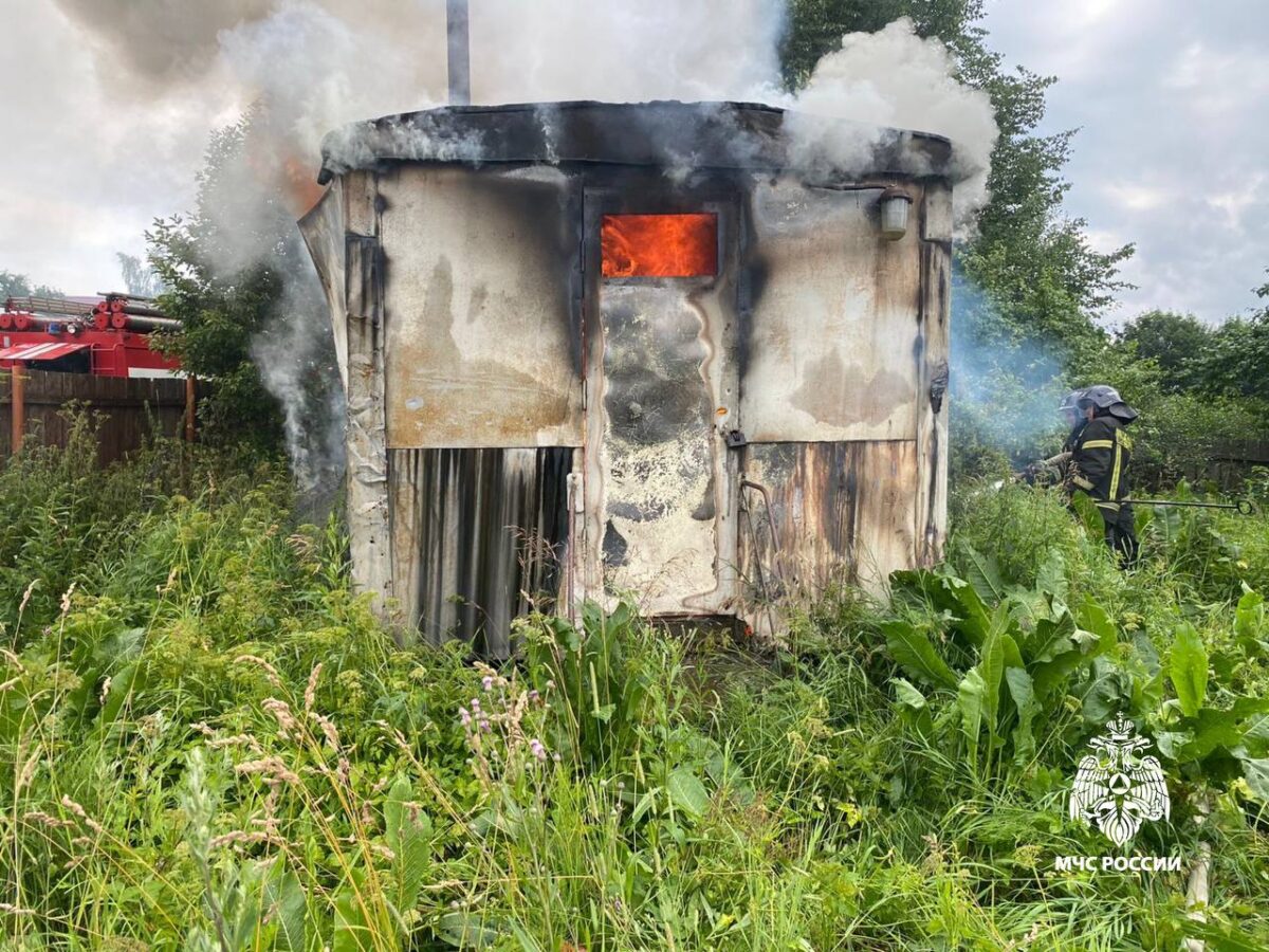 Пожарные ликвидировали возгорание хозпостройки под Тверью Пожарные ликвидировали возгорание хозпостройки под Тверью