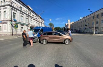 9-летний ребёнок пострадал в столкновении трёх автомобилей в Твери 9-летний ребёнок пострадал в столкновении трёх автомобилей в Твери