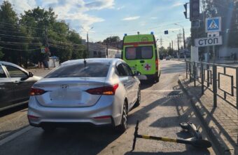 В Твери женщину доставили в больницу после столкновения электросамоката и легковушки