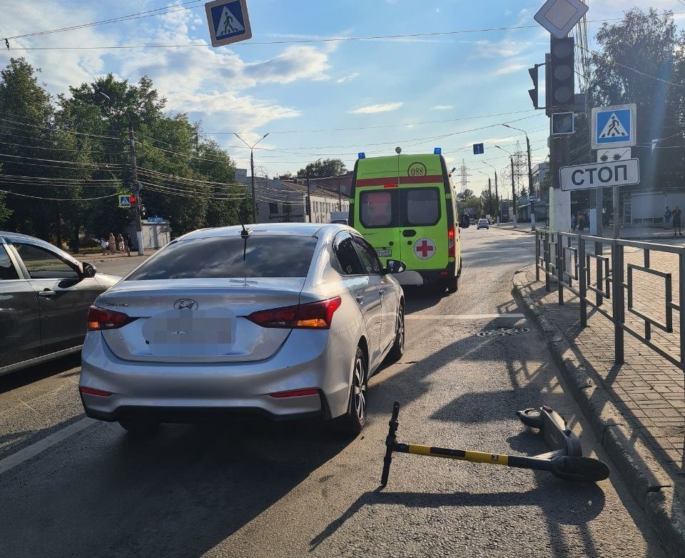 В Твери женщину доставили в больницу после столкновения электросамоката и легковушки