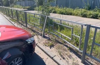 В Твери Datsun врезался в ограждение, есть пострадавшая В Твери Datsun врезался в ограждение, есть пострадавшая