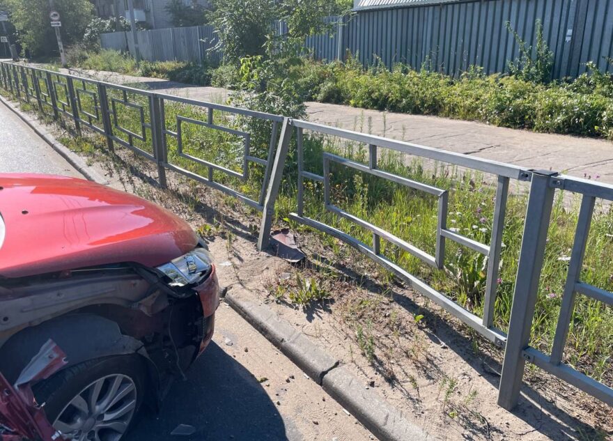 В Твери Datsun врезался в ограждение, есть пострадавшая