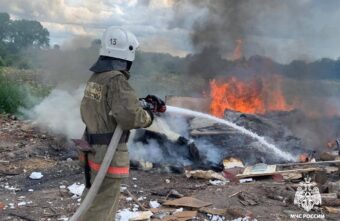 В Тверской области загорелась огромная свалка