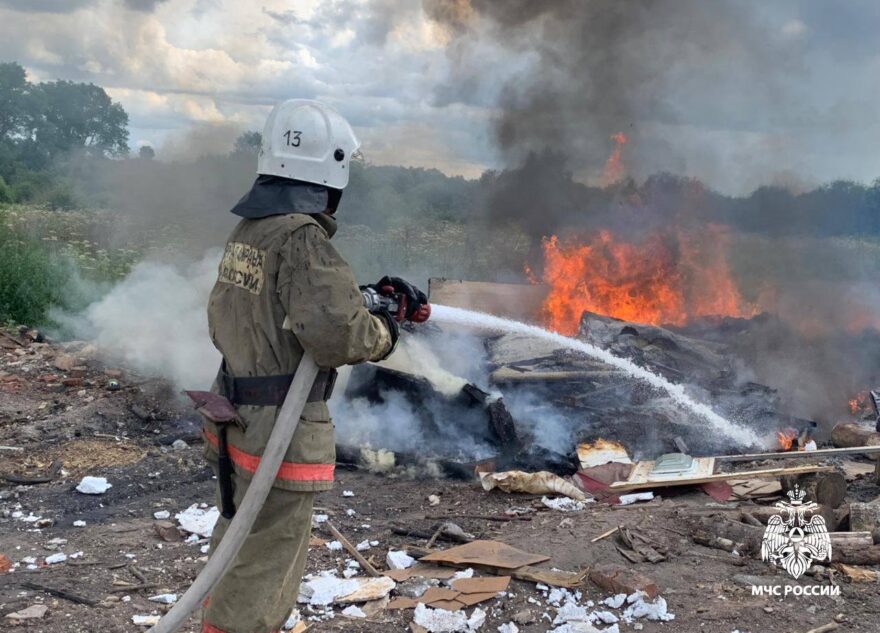 В Тверской области загорелась огромная свалка