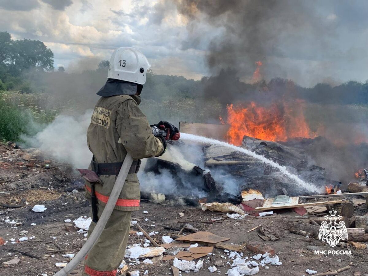 В Тверской области загорелась огромная свалка