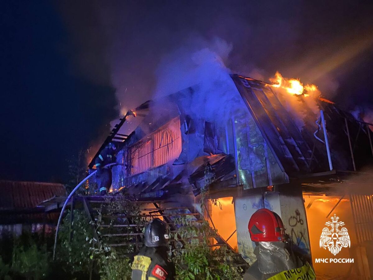 Ночью под Тверью сгорело заброшенное здание