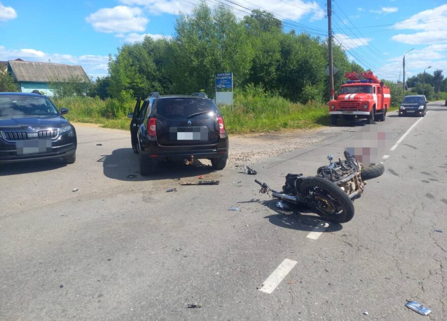 В Тверской области пожарные помогли погрузить пострадавшего мотоциклиста в автомобиль скорой помощи