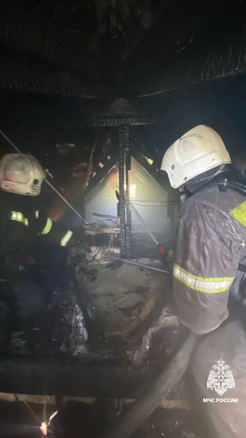 В Твери пожарные потушили полыхающий дом