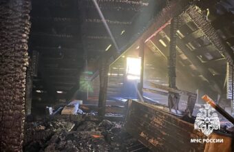 В Твери пожарные потушили полыхающий дом