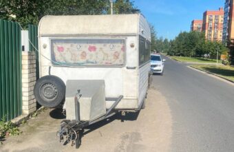 Электросамокатчик попал в реанимацию после столкновения с «караваном» в Твери