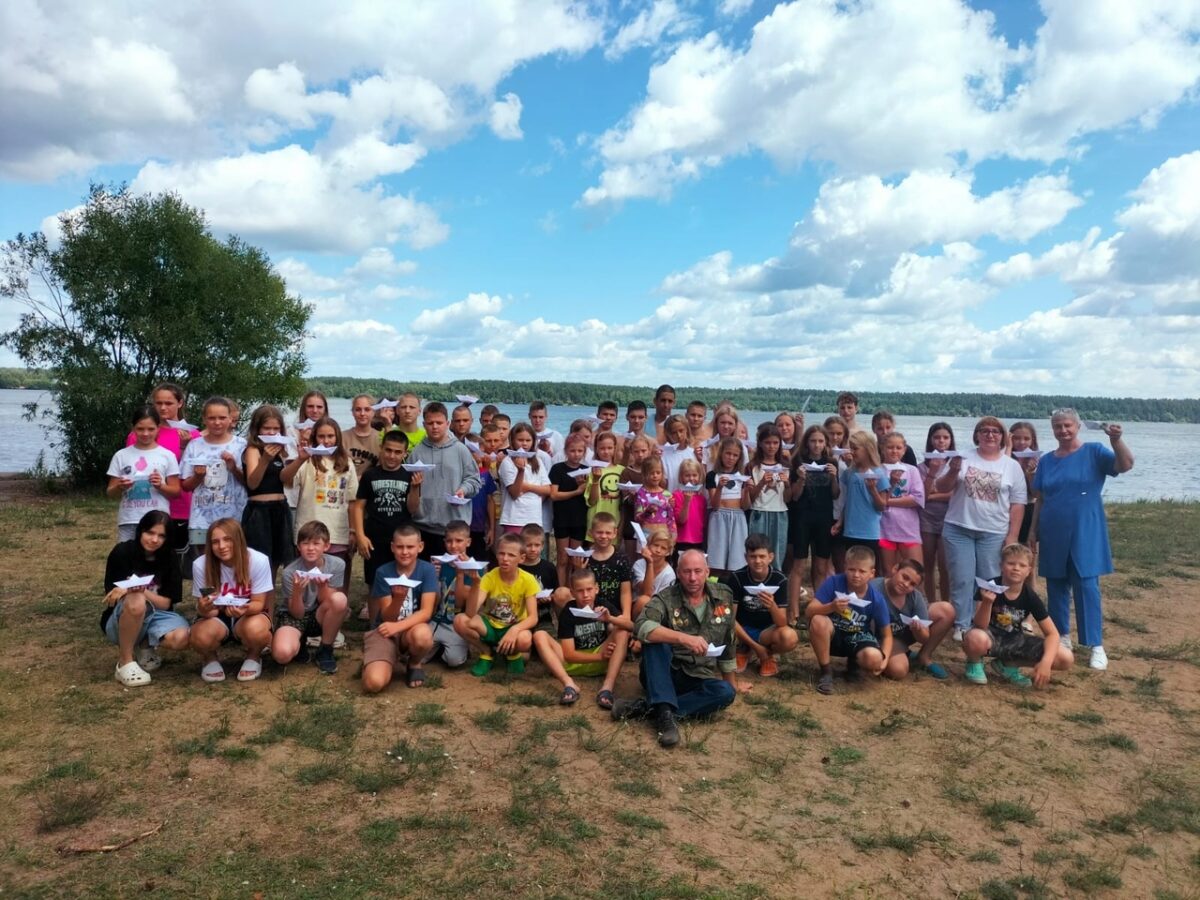 В Калязинском округе дети запустили кораблики с пожеланиями морякам