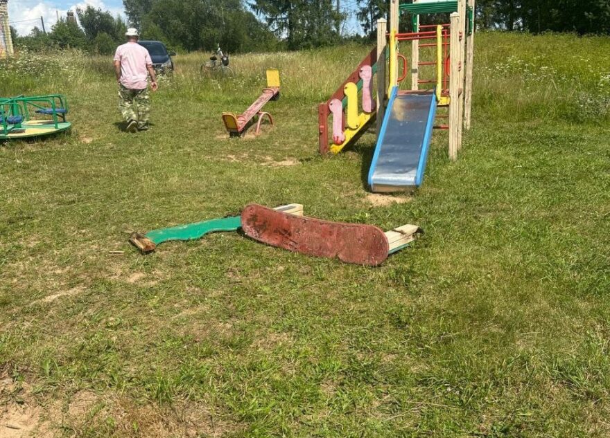 В Тверской области вандалы разгромили детскую площадку