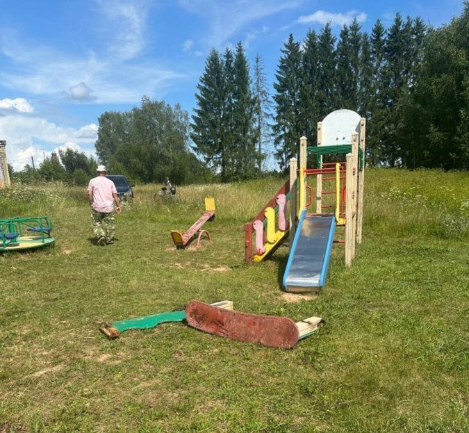 В Тверской области вандалы разгромили детскую площадку
