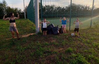 В Тверской области дети очистили футбольное поле от мусора