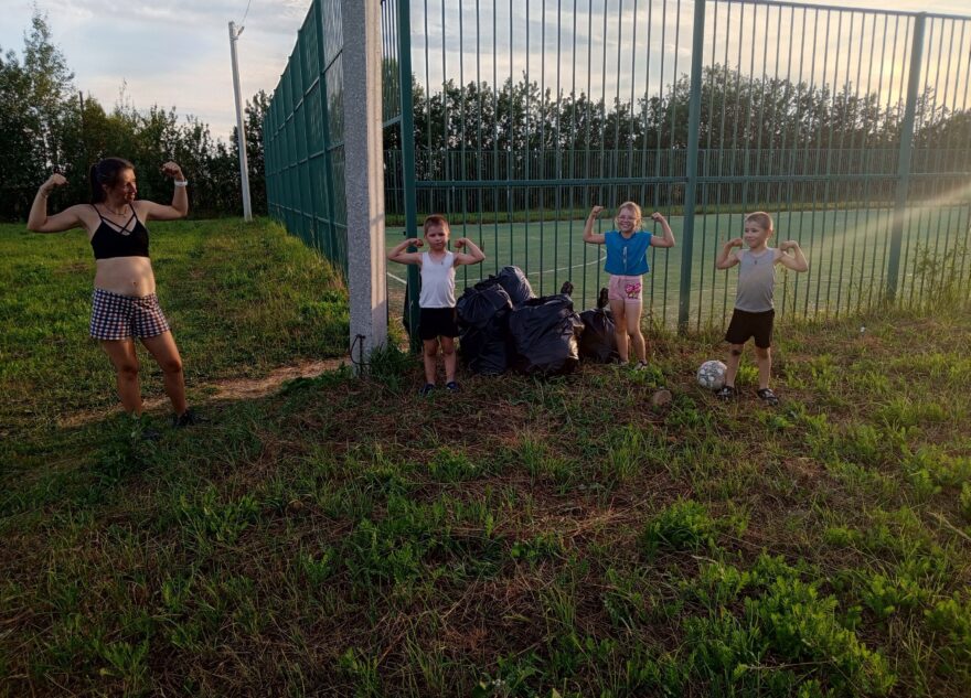 В Тверской области дети очистили футбольное поле от мусора