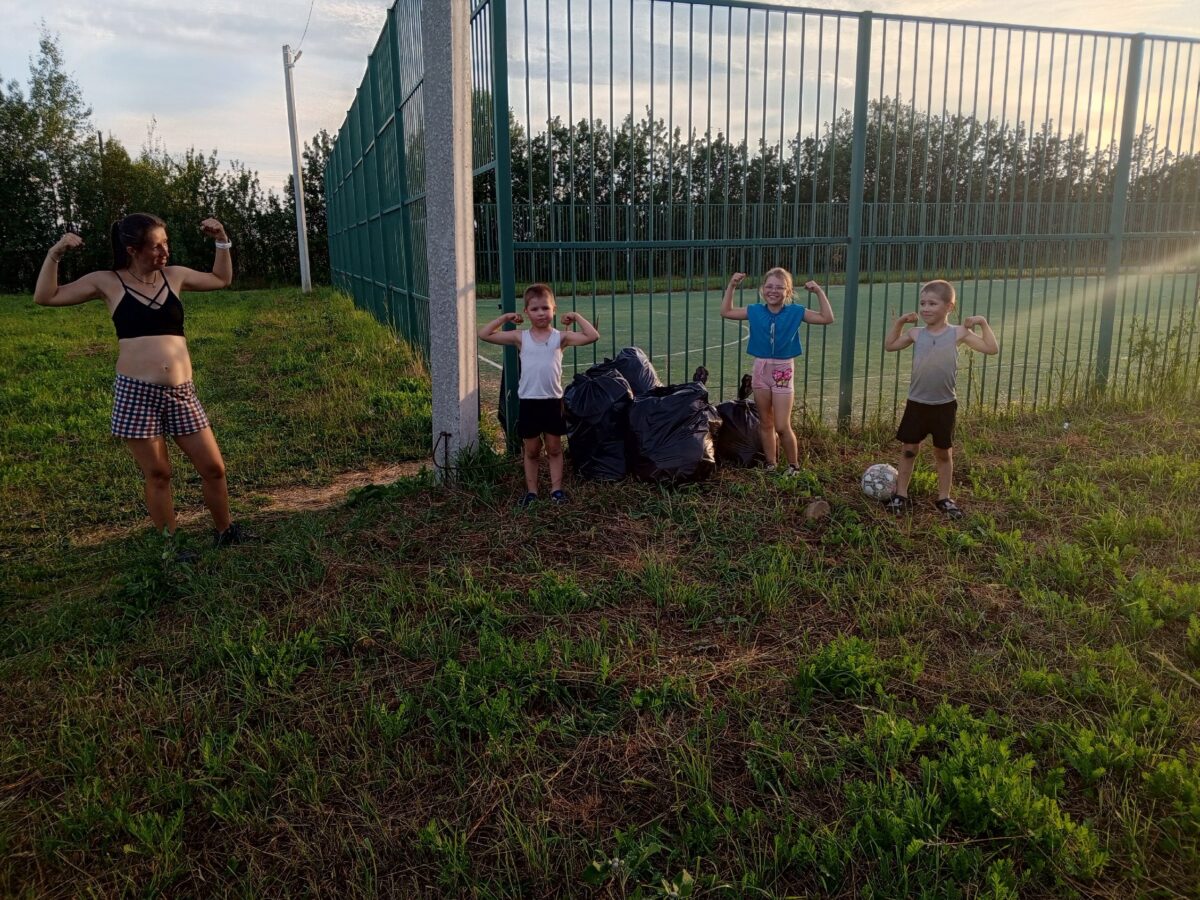 В Тверской области дети очистили футбольное поле от мусора