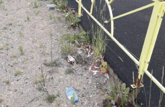 На площадке в Тверской области детям приходится играть с мусором На площадке в Тверской области детям приходится играть с мусором