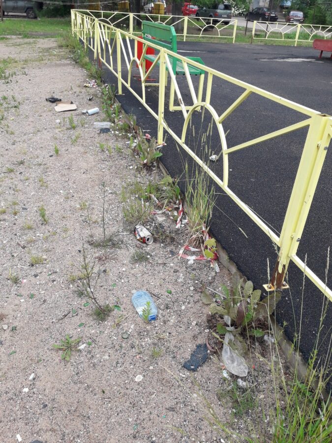 На площадке в Тверской области детям приходится играть с мусором